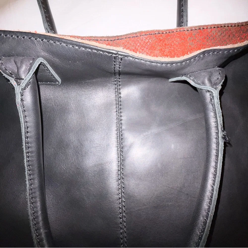 Liebeskind Elegant Black Leather Tote - Picture 8 of 11